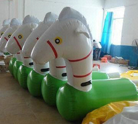 Fun Playing Mainan Olahraga Inflatable Tarpaulin PVC yang Aman Balapan Kuda Inflatable