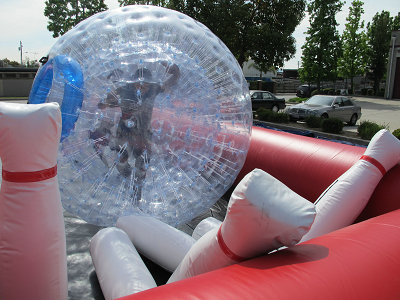 Fleksibilitas yang sangat baik Mainan Olahraga tiup Tahan lama Ritsleting Game Bowling Inflatable