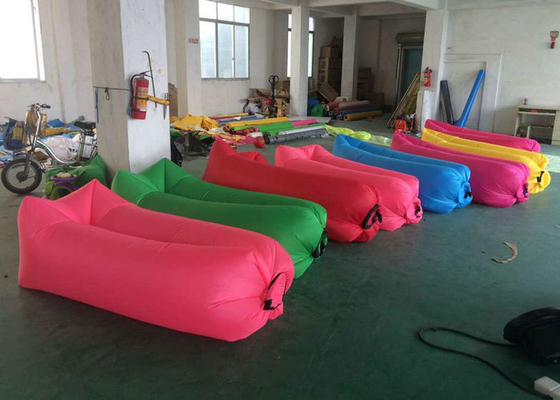 Mudah Carrying Inflatable Sofa Bed Colorful Printing Untuk Beach Resting