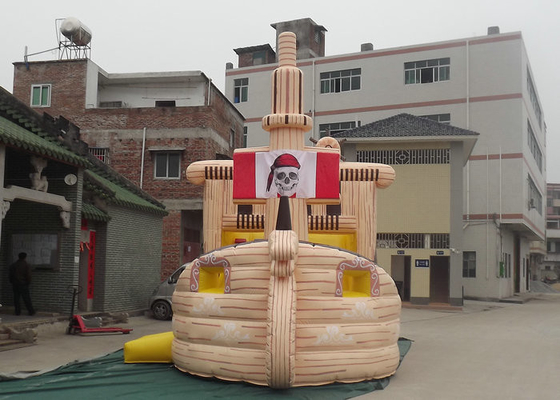 Kapal Pirate Berbentuk Inflatable Outdoor Toys Quadruple Stitching OEM Diterima
