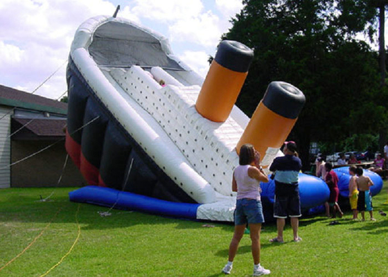 Titanic Berbentuk Komersial Inflatable Slide Aman Air Flap Inside Untuk Taman Hiburan