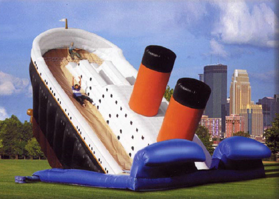 Titanic Berbentuk Komersial Inflatable Slide Aman Air Flap Inside Untuk Taman Hiburan