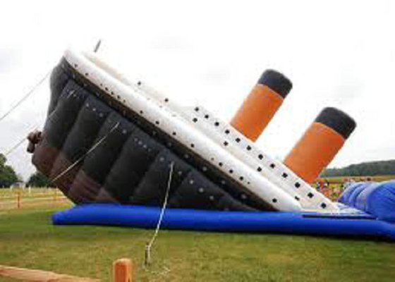 Titanic Berbentuk Komersial Inflatable Slide Aman Air Flap Inside Untuk Taman Hiburan