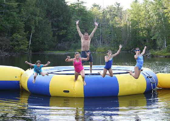 Anak-anak dan orang dewasa Mainan Air Inflatable PVC Floating Trampoline OEM / ODM Diterima