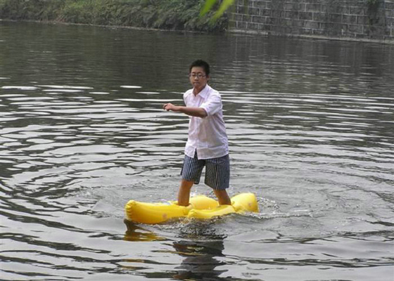 Berjalan Di Air Mainan Air Inflatable Penampilan bagus Permainan Sepatu Kuning