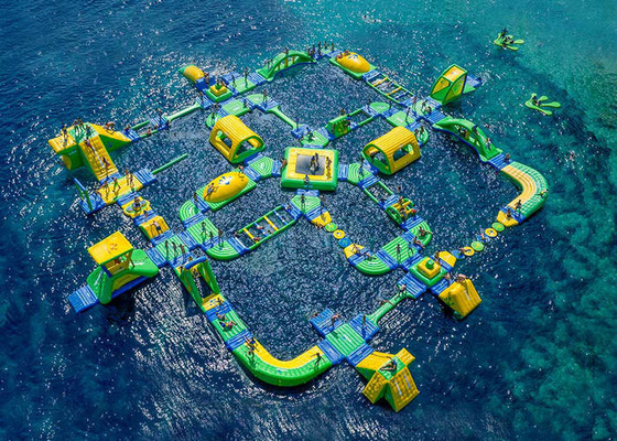 Taman Air Inflatable Besar Berukuran Hijau / Kuning Dicetak Untuk Pemandangan Laut