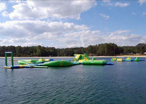 Taman Air Inflatable Besar Berukuran Hijau / Kuning Dicetak Untuk Pemandangan Laut