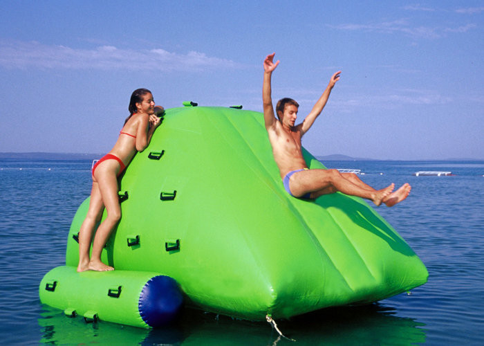 Colorful Inflatable Iceberg 3m 4.5m Customized Height Safe Untuk Bermain Fun