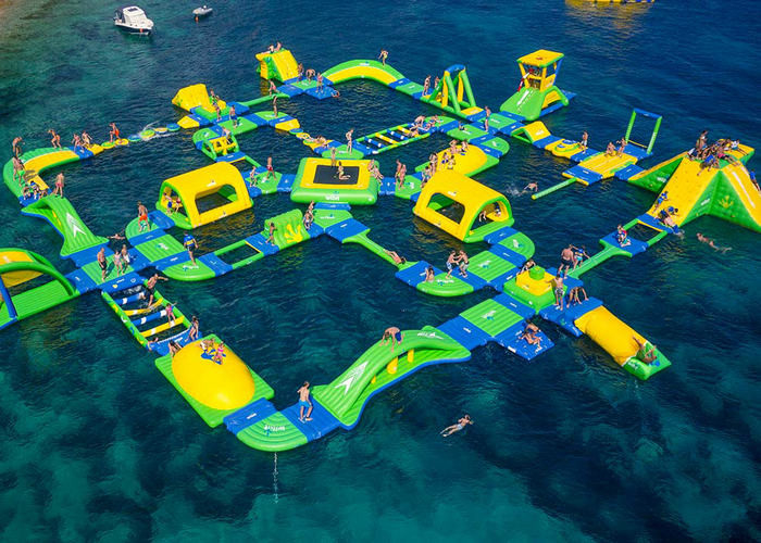 Taman Air Inflatable Besar Berukuran Hijau / Kuning Dicetak Untuk Pemandangan Laut