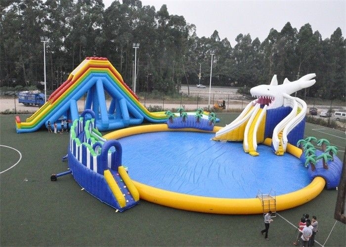 Penampilan Warna-warni Taman Air Inflatable 25mx25m Dimensi Besar CE Disetujui
